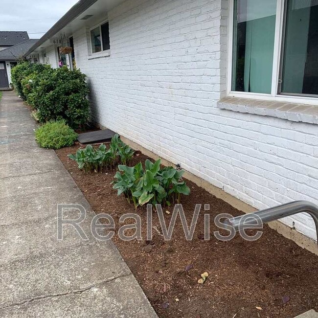 Building Photo - 616 NE Anderson St