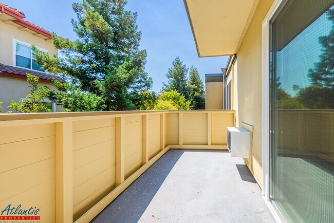 Building Photo - Lovely & Spacious Condo | A/C | In-Unit La...