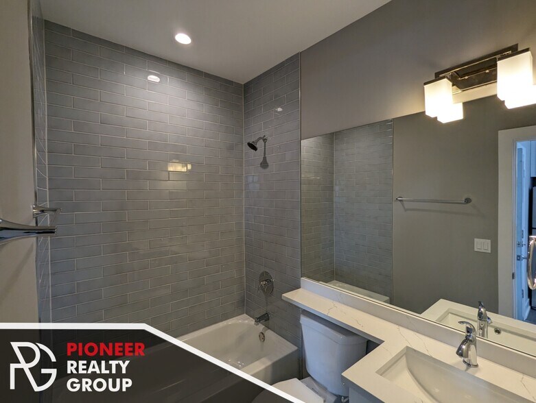 Building Photo - 3943 N Janssen Ave