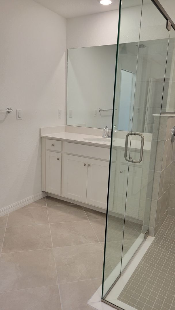 Building Photo - Annual UNfurnished luxury 3/2 ground floor...