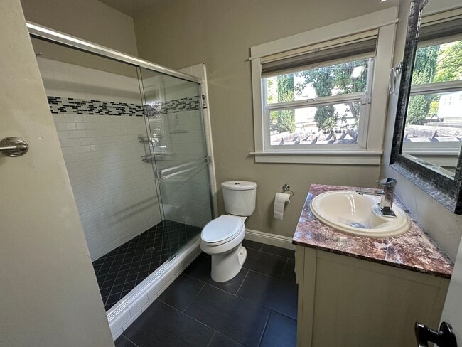 Building Photo - Beautifully Renovated 5 Bedroom Midtown Home