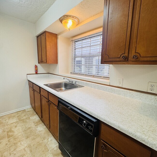 Building Photo - 2901 Helena Ave