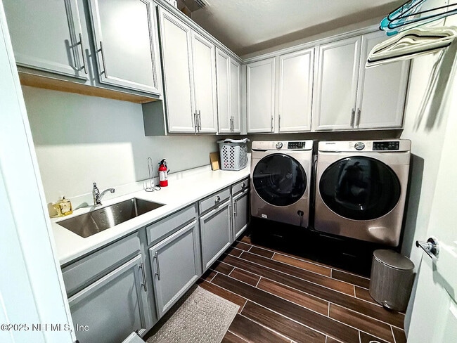 Building Photo - 2866 Montilla Dr