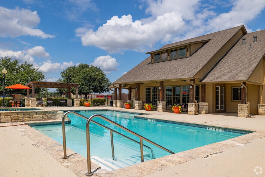 Primary Photo - Oak Hollow