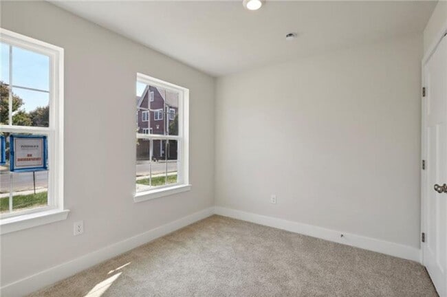 Building Photo - Luxury End-Unit Townhome with 4 Bedrooms &...