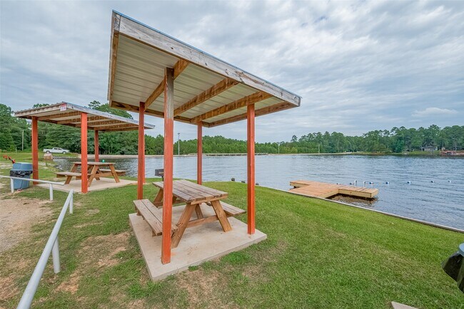 Building Photo - 201 Ivanhoe Dr E