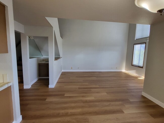 Building Photo - Recently Upgraded Townhouse in the Hills o...