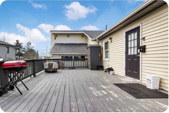 Building Photo - Furnished 3-Bedroom Apartment with Private Entrance and Free Laundry
