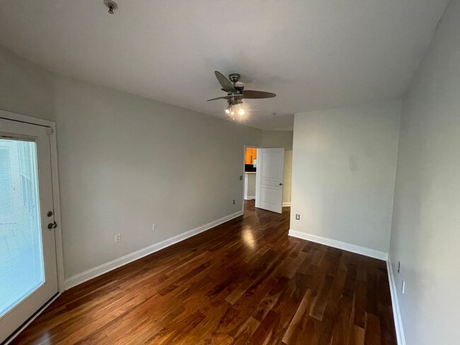 Building Photo - Upscale Condo In Park West