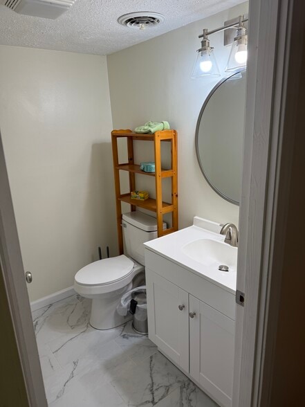 Building Photo - 735 Oakwood Rd