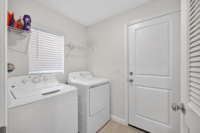 Building Photo - 5876 NW Sweetwood Dr