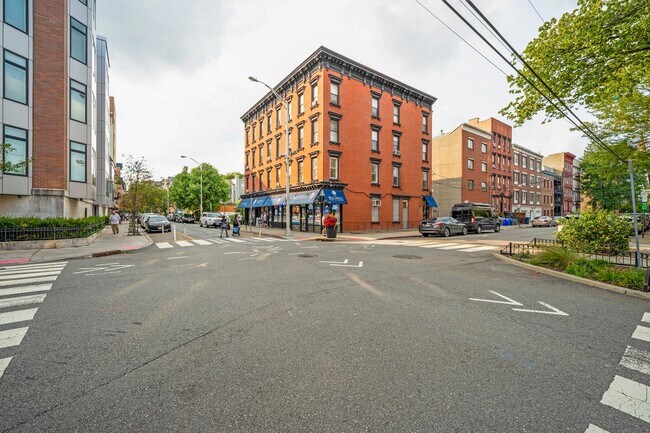 Primary Photo - 450 1st St