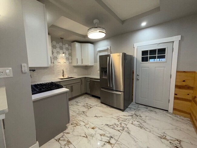 Building Photo - Lovely 2 Bedroom / 1 Bath for Rent - Section 8 Welcome