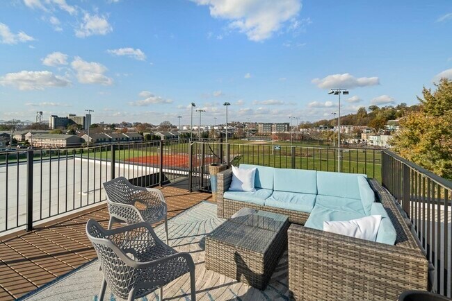 Building Photo - 946 Saratoga St