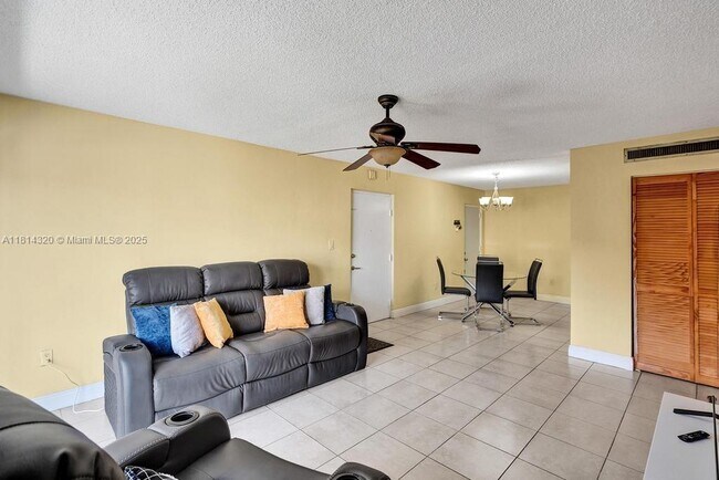 Building Photo - 10804 N Kendall Dr