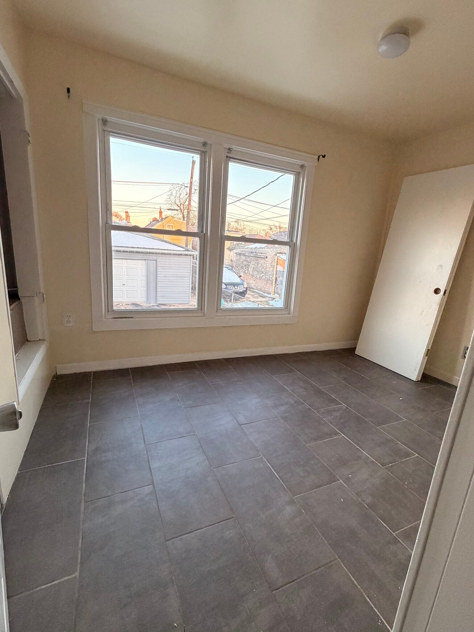 Building Photo - 2423 S 57th Ct