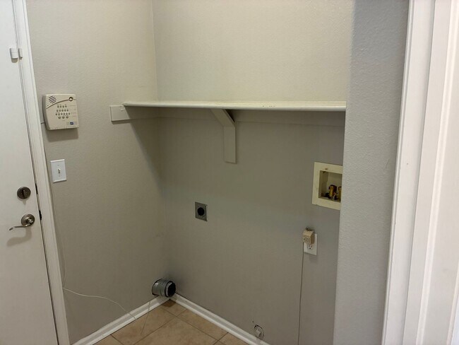 Building Photo - 3 Bedroom 2 Bathroom Ranch Style Home!