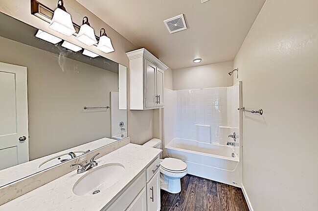 Building Photo - 3 Bedroom 2 Bath Duplex Near Tinker AFB!