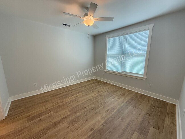 Building Photo - 703 Miramar Ln