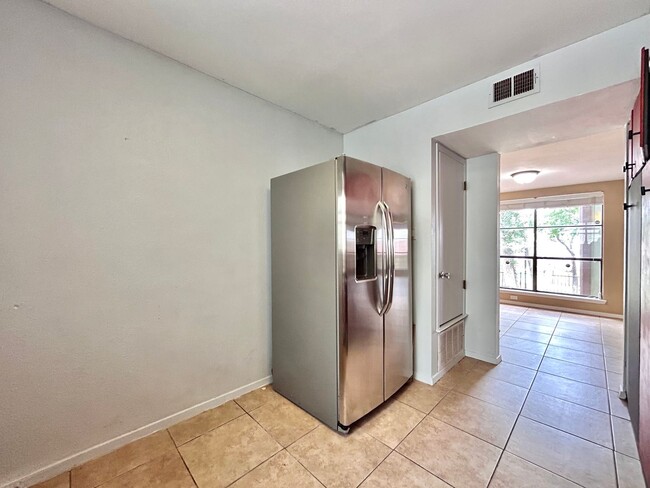 Building Photo - Beautiful 3BR/2BA Two-Level Home with Tall...