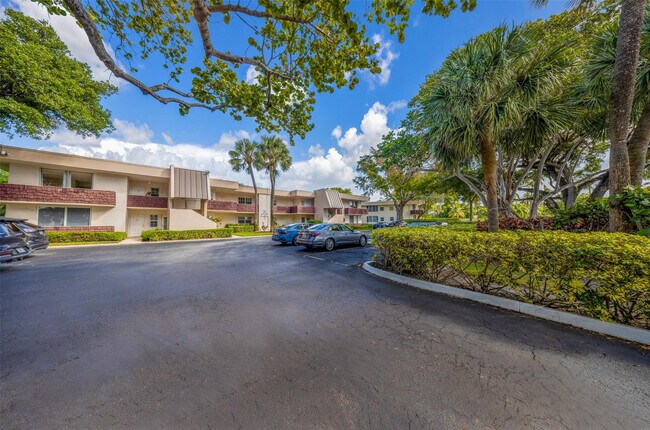 Building Photo - 2601 S Palm Aire Dr