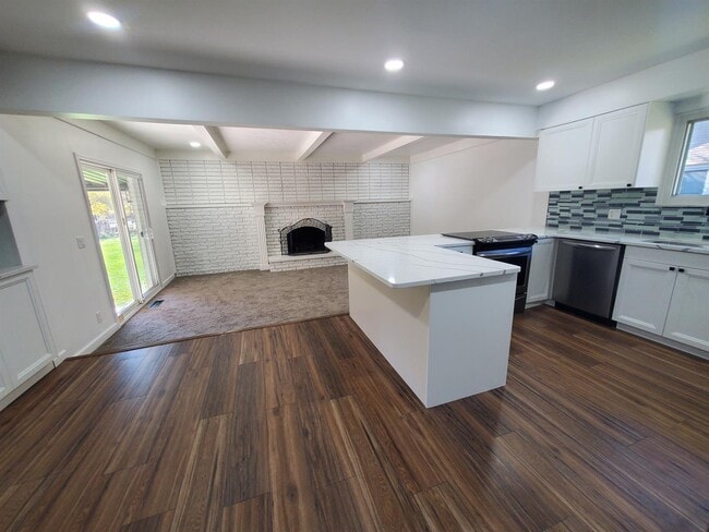 Building Photo - 3 Bedroom, 2 Bathroom Ranch, Updated Throughout, Granite, Stainless, 2 Beautiful Full Baths, Upda...