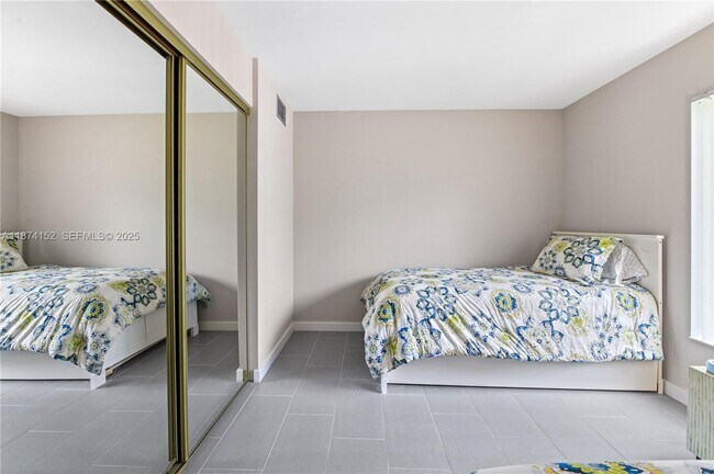 Building Photo - 812 Sky Pine Way