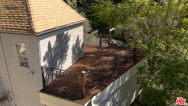 Building Photo - 2829 Beachwood Dr