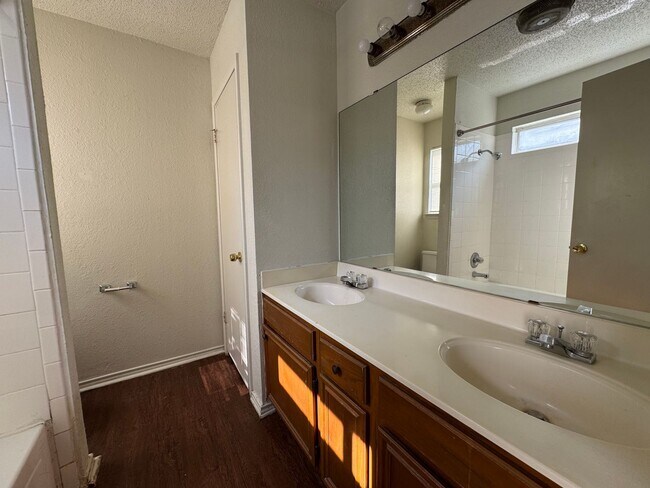 Building Photo - 2505 Windmill Dr