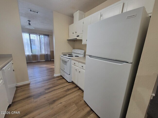 Building Photo - 3727 Greentree Pl