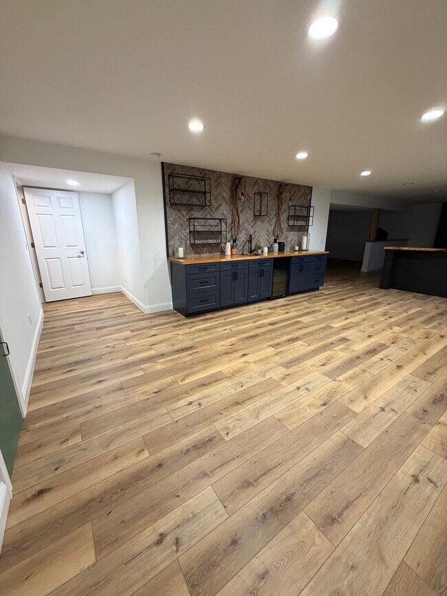 Building Photo - 4 BED 3 1/2 BATH HOUSE