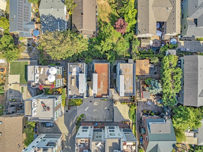 Building Photo - Great stand alone town home