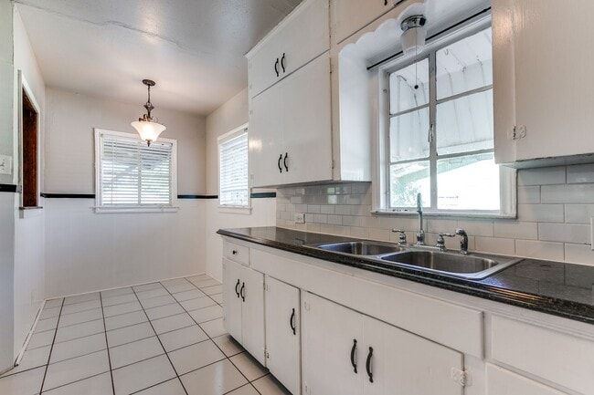 Building Photo - 2-BEDROOM HOME IN MONTICELLO PARK