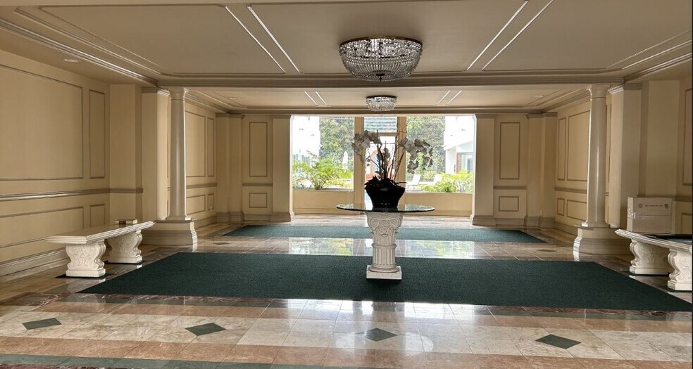 Lobby - 521 Montana Ave