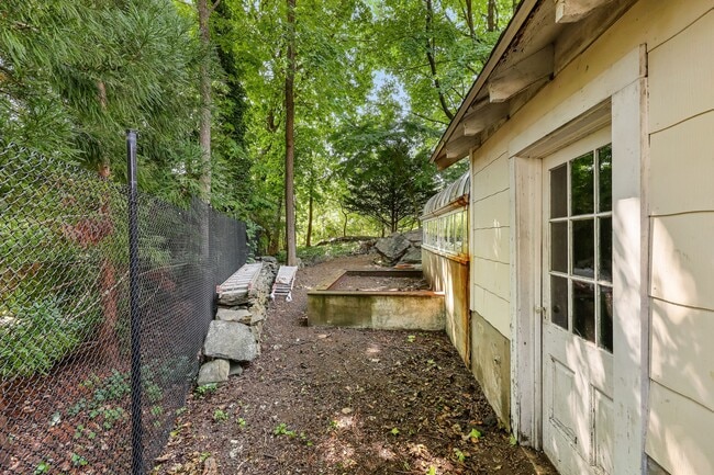 Building Photo - 14 Grove Ln
