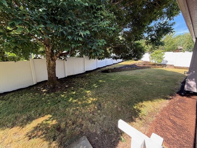Building Photo - 4-bedroom 2.5 Bath McMinnville OR 97128