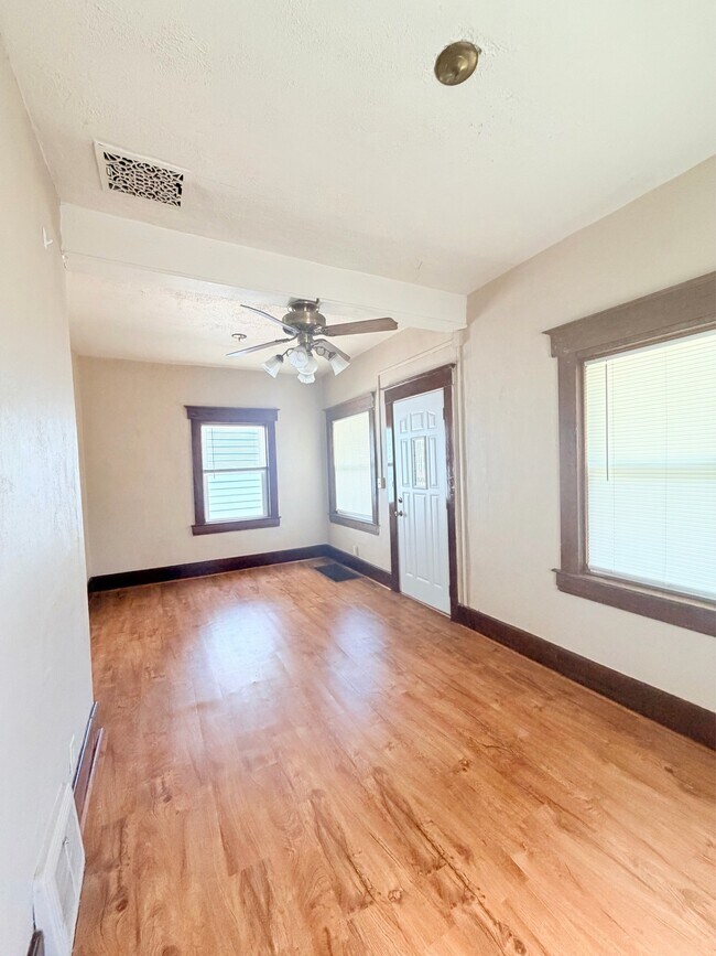 Building Photo - 428 S Clemens Ave