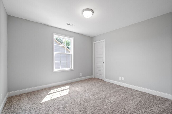 Building Photo - Beautiful Home Close to Fort Campell Ready for You to Make New Memories In