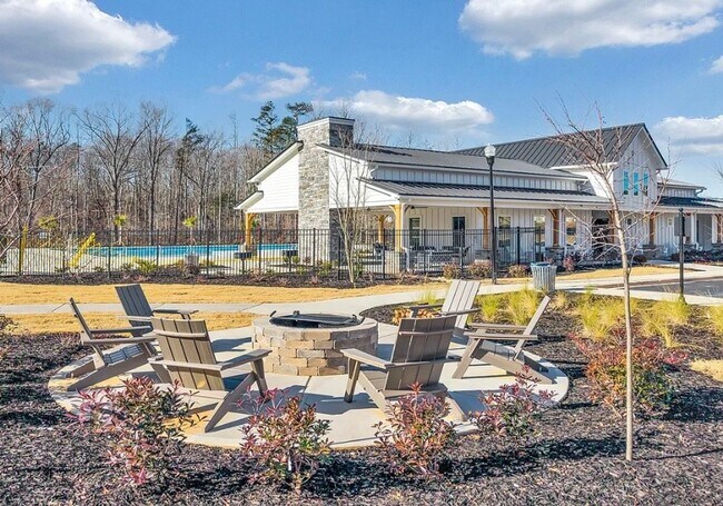 Building Photo - 3 BR, 2 BA with Fenced Yard and Fantastic Amenities!