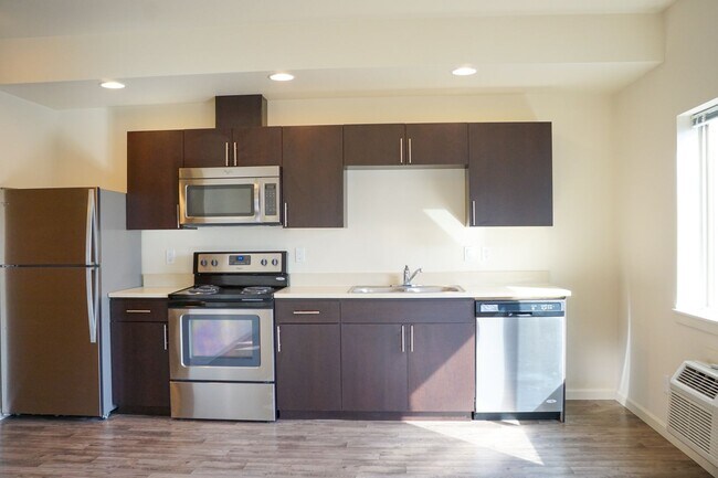 Building Photo - Love Where You Live!  Great Studio in Sellwood w APP FEES CREDITED!