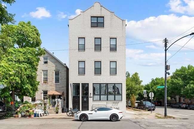 Building Photo - 1900 W 17th St