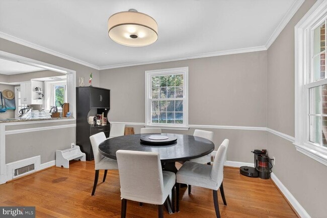 Building Photo - 7215 Rollingwood Dr