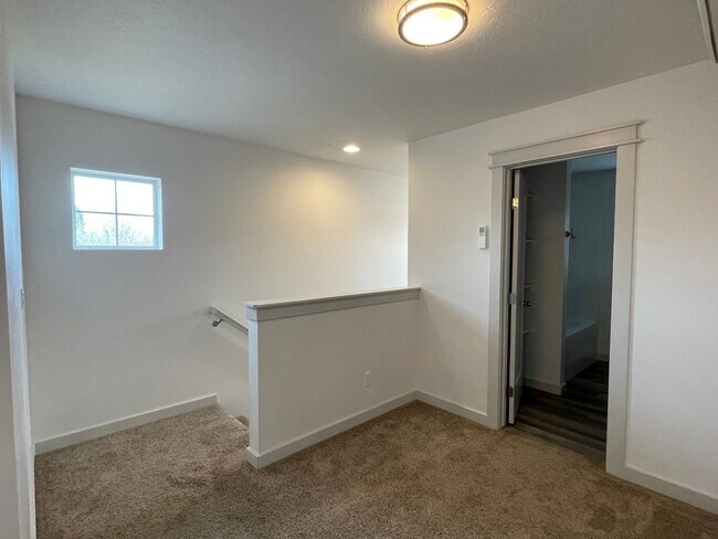 Building Photo - Beautiful3 bed 2,5 bath townhouse in Garden City