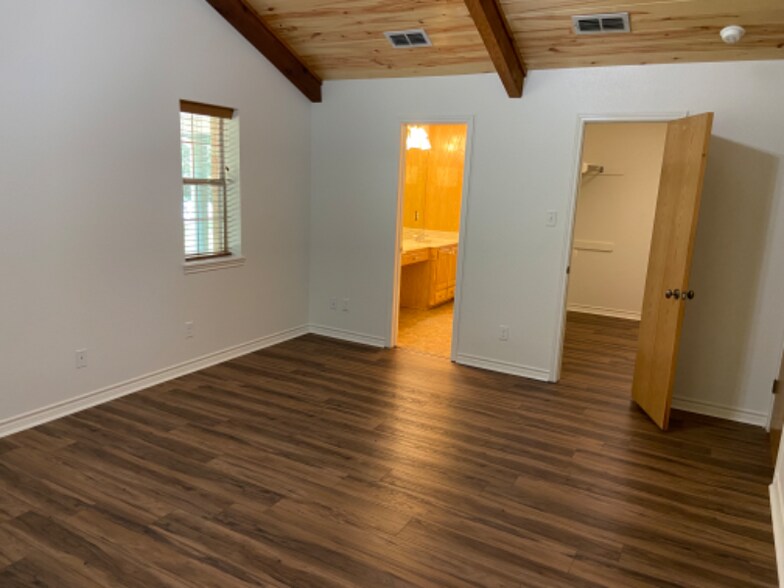 Building Photo - 1540 Dove Rd