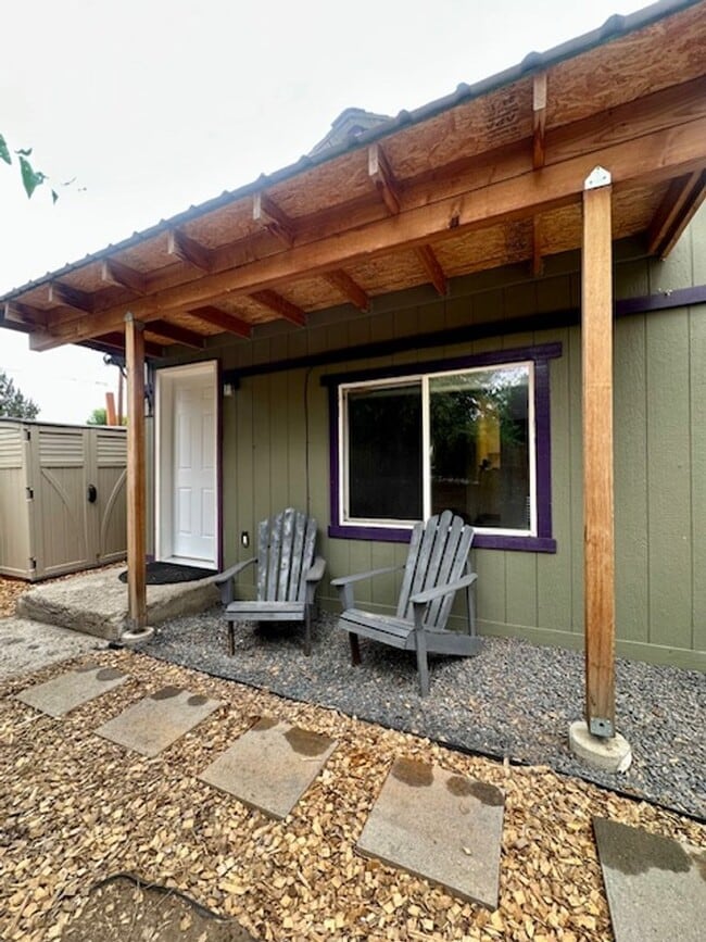 Building Photo - Great one bedroom unit in mid-town!  A mus...