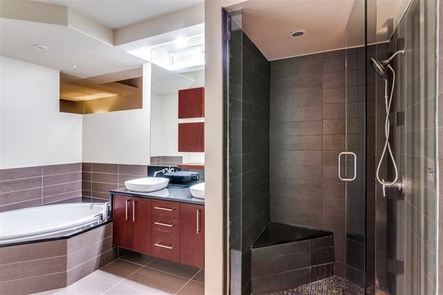 Building Photo - 2600 W 7th St