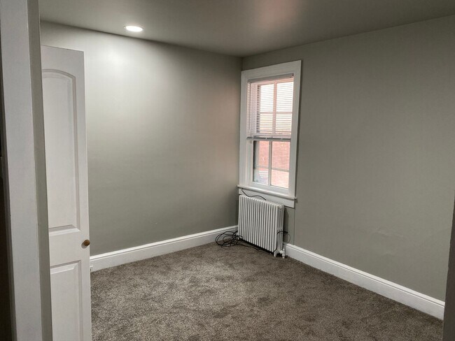 Building Photo - 612 E Chestnut St