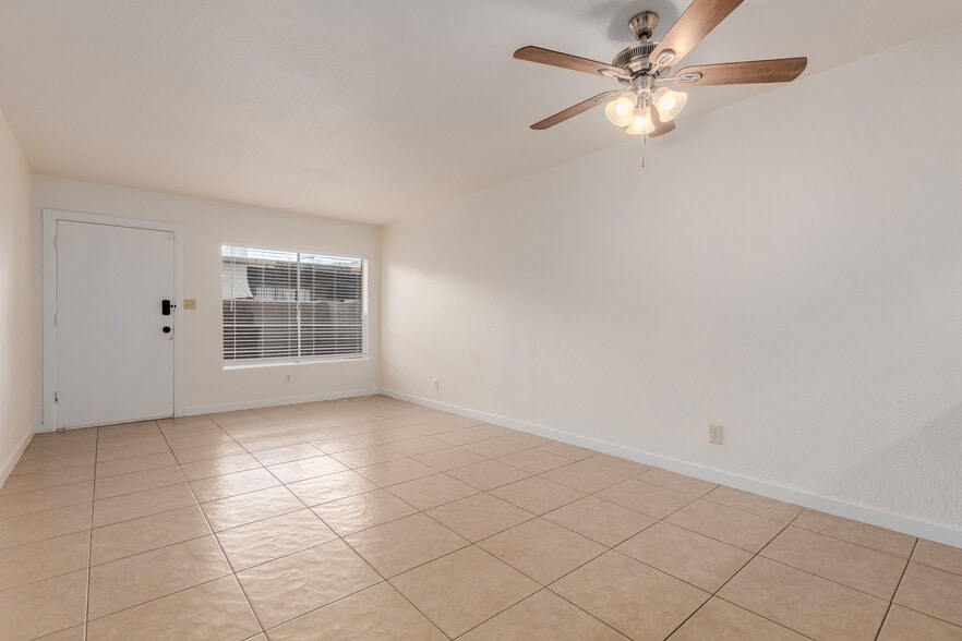 Building Photo - 925 W Peoria Ave