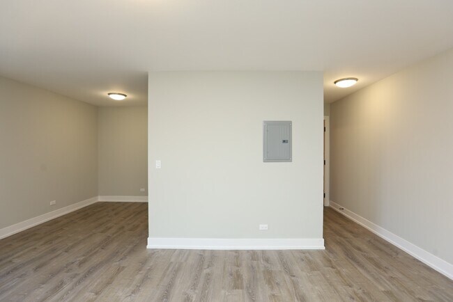 Building Photo - 533 W Surf St