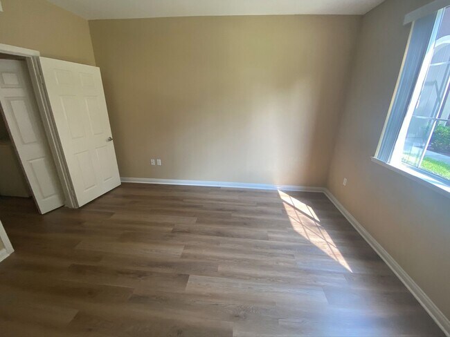 Building Photo - r0299